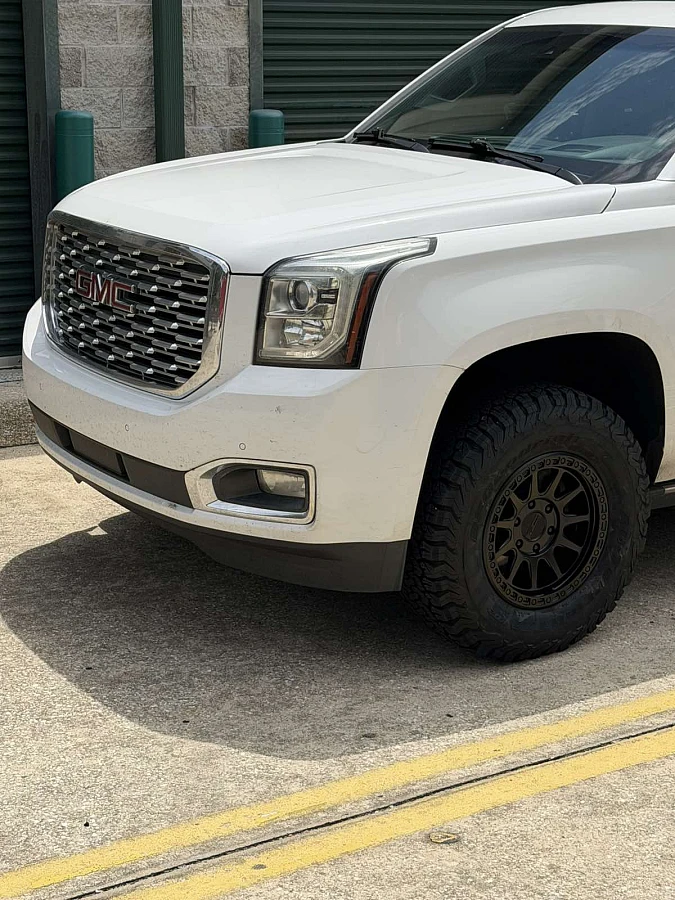Black AGP 310 on 2018 GMC Yukon