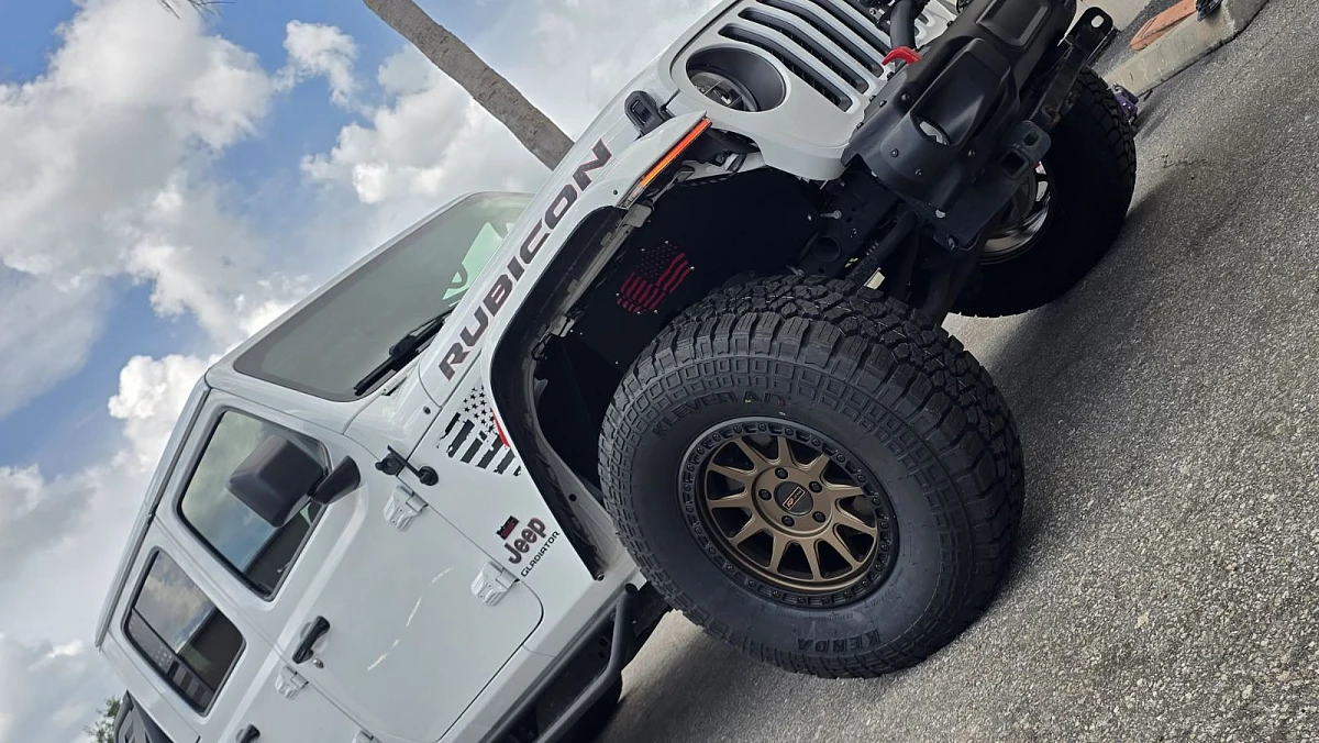 Bronze AGP 310 on 2025 Jeep Gladiator
