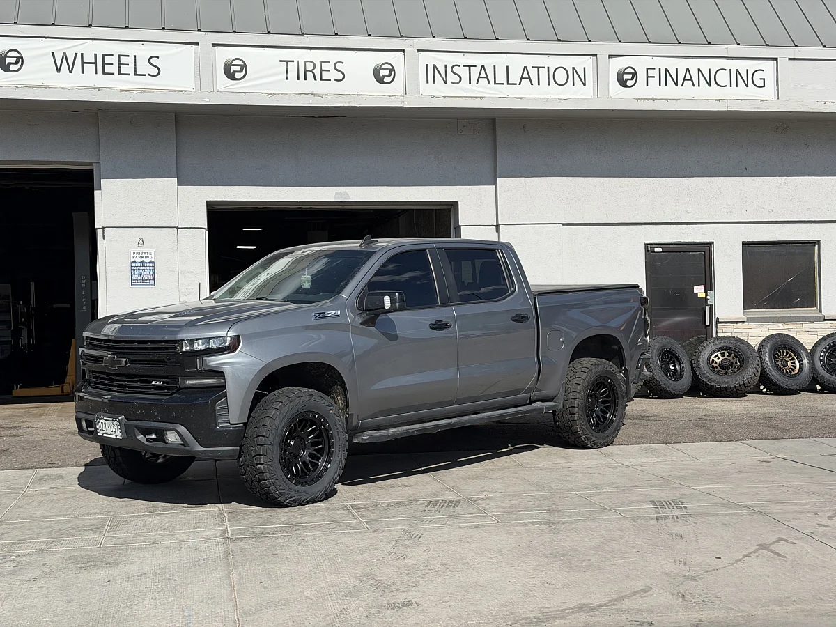 2025 Chevrolet Silverado 1500 Equipped with Lock Off-Road Combat Black
