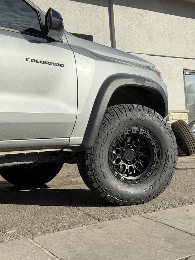 2026 Chevrolet Colorado Lock Off-Road Combat Black Wheel