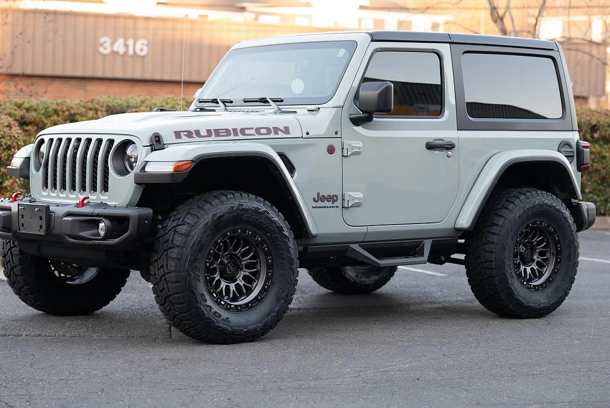 2022 Jeep Wrangler with Lock Off-Road Combat Charcoal Wheels