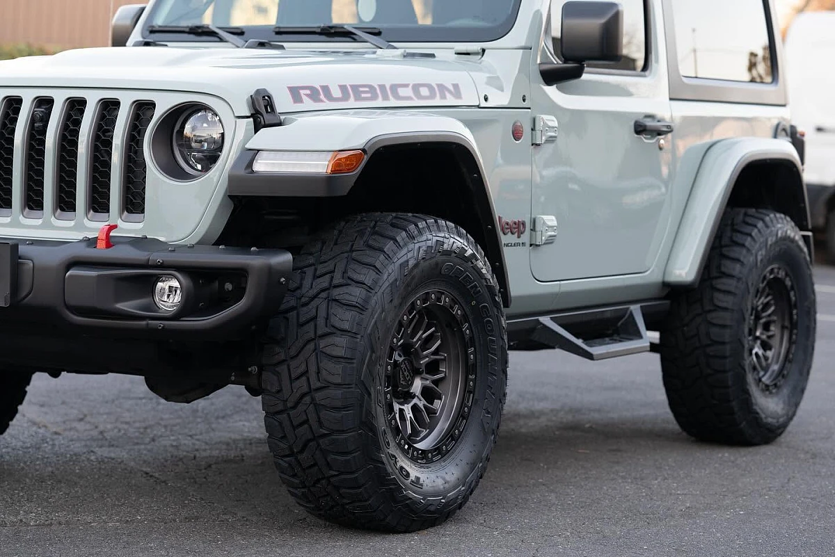2022 Jeep Wrangler Lock Off-Road Combat Charcoal Wheel