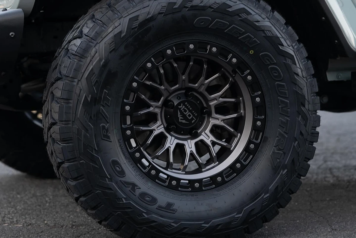 Lock Off-Road Combat Charcoal Rim on 2022 Jeep Wrangler