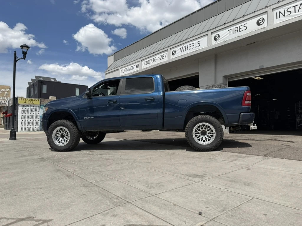 Lock Off-Road Combat Polished Silver on 2024 RAM 1500
