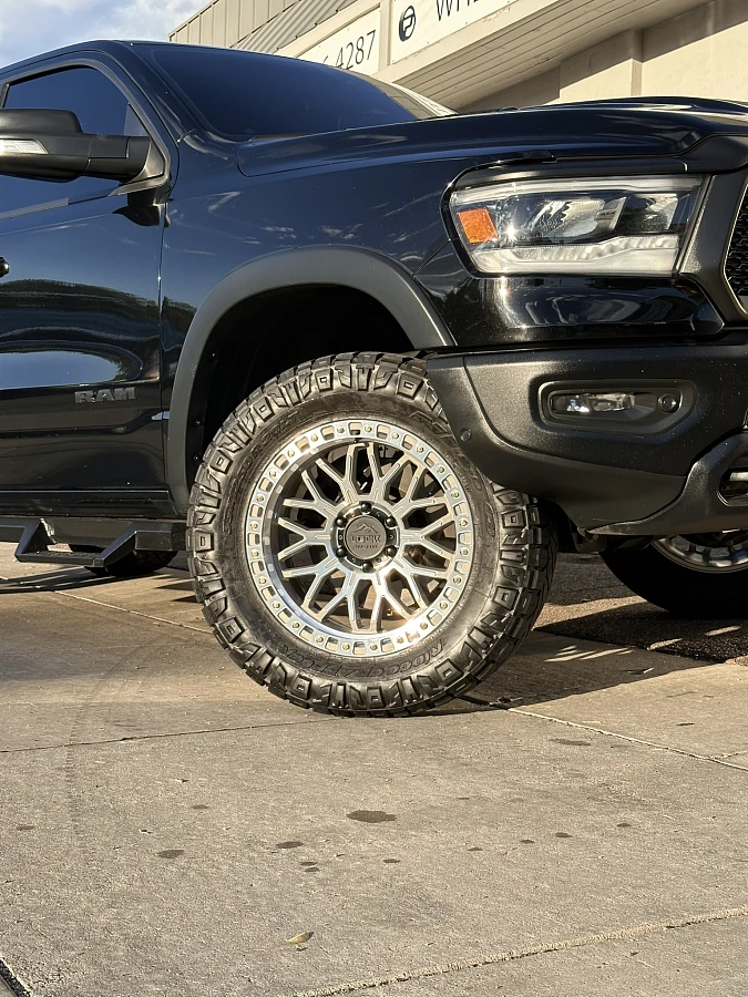 2025 RAM 1500 Running Lock Off-Road Combat Polished Silver