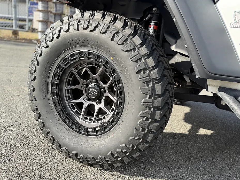 Two Tone Lock Off-Road Commando on 2023 Jeep Gladiator