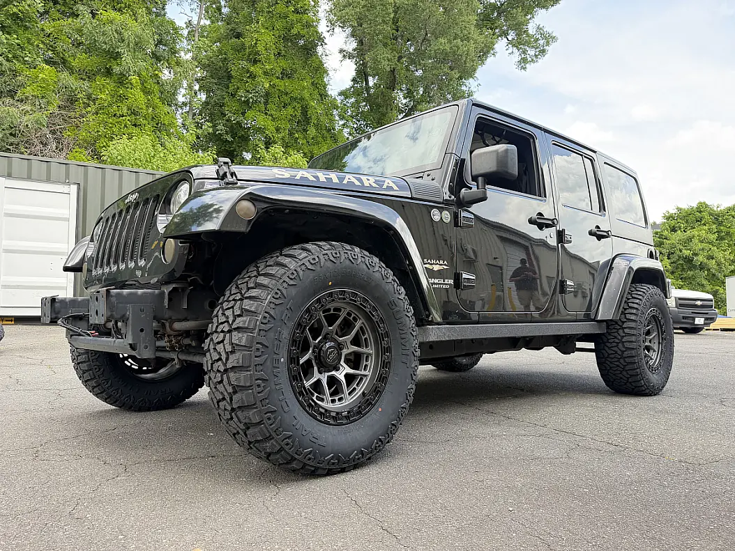 Two Tone Lock Off-Road Commando on 2023 Jeep Wrangler