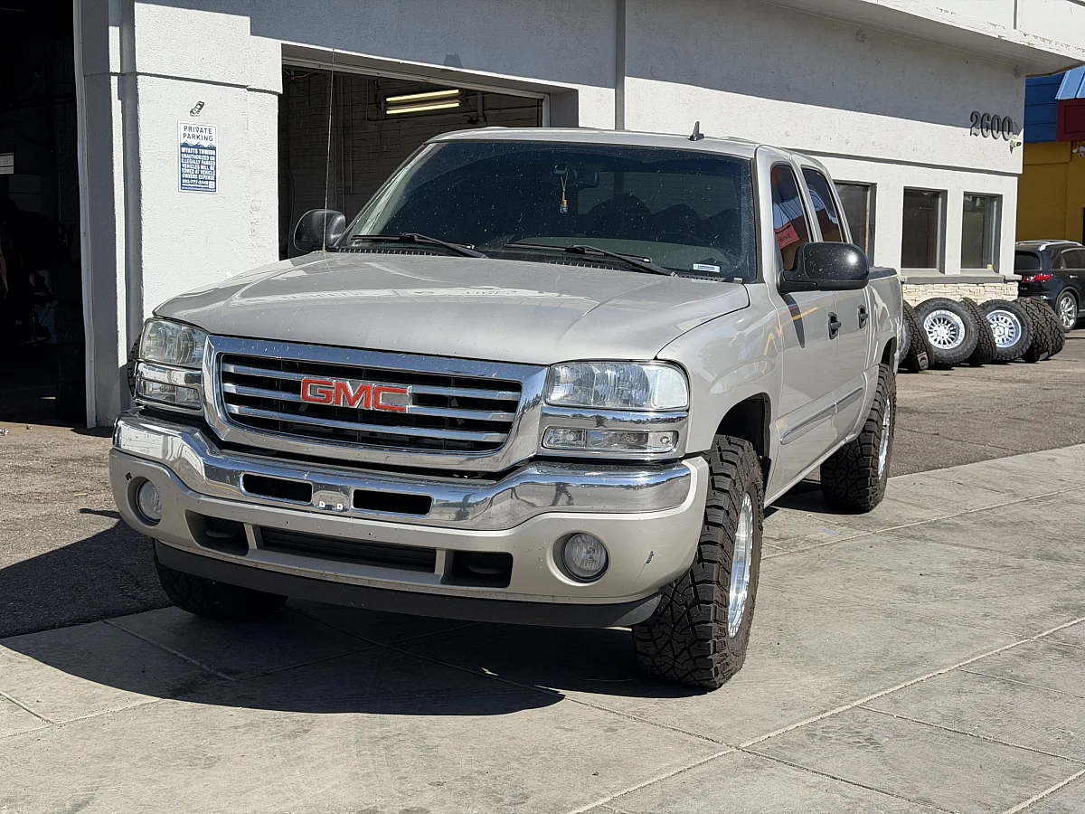 2003 GMC Sierra 1500 with Lock Off-Road Grit Machined with Clear Coat Rims