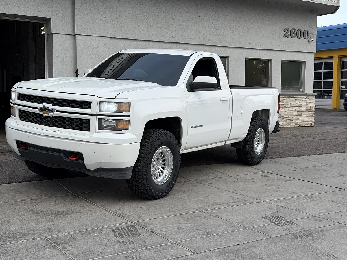 Lock Off-Road Grit Machined with Clear Coat Rim on 2016 Chevrolet Silverado 1500