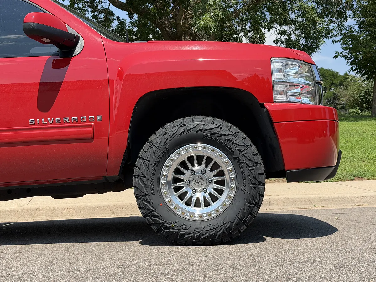 2017 GMC Sierra 1500 with Lock Off-Road Grit Machined with Clear Coat Rims