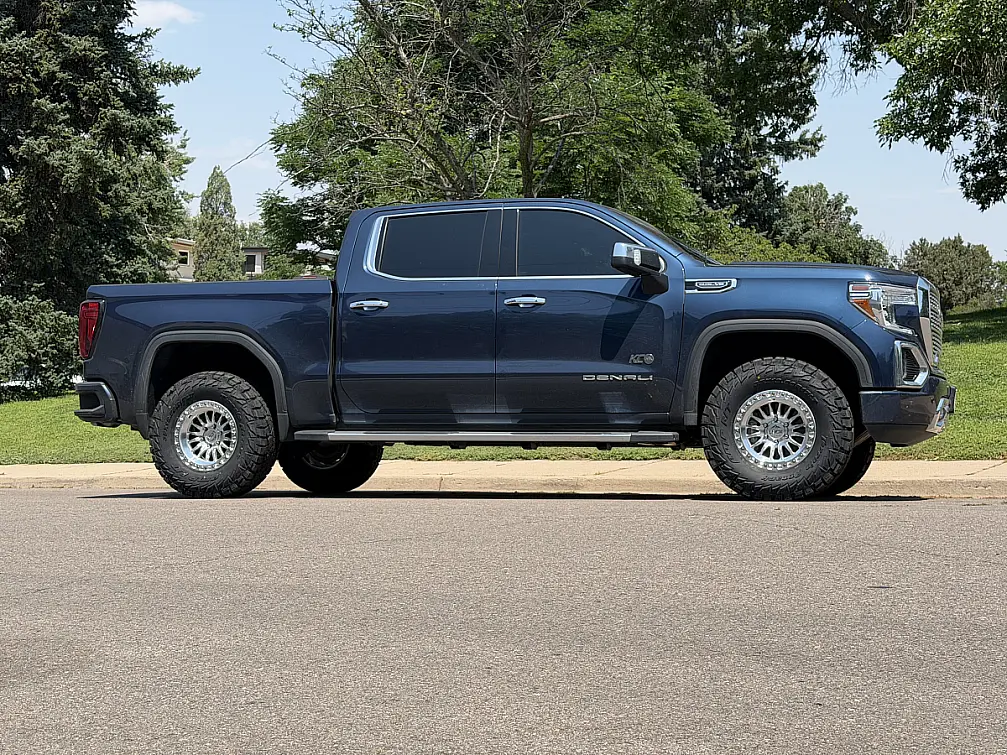 2022 GMC Sierra 1500 with Lock Off-Road Grit Machined with Clear Coat Rims