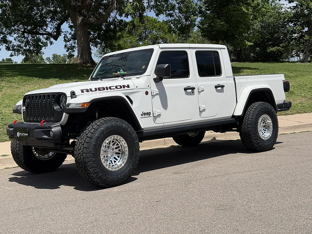2025 Jeep Gladiator Equipped with Lock Off-Road Invader Polished Silver