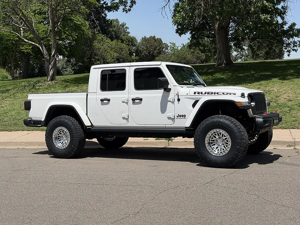 2025 Jeep Gladiator Polished Silver Lock Off-Road Invader Wheel Gallery
