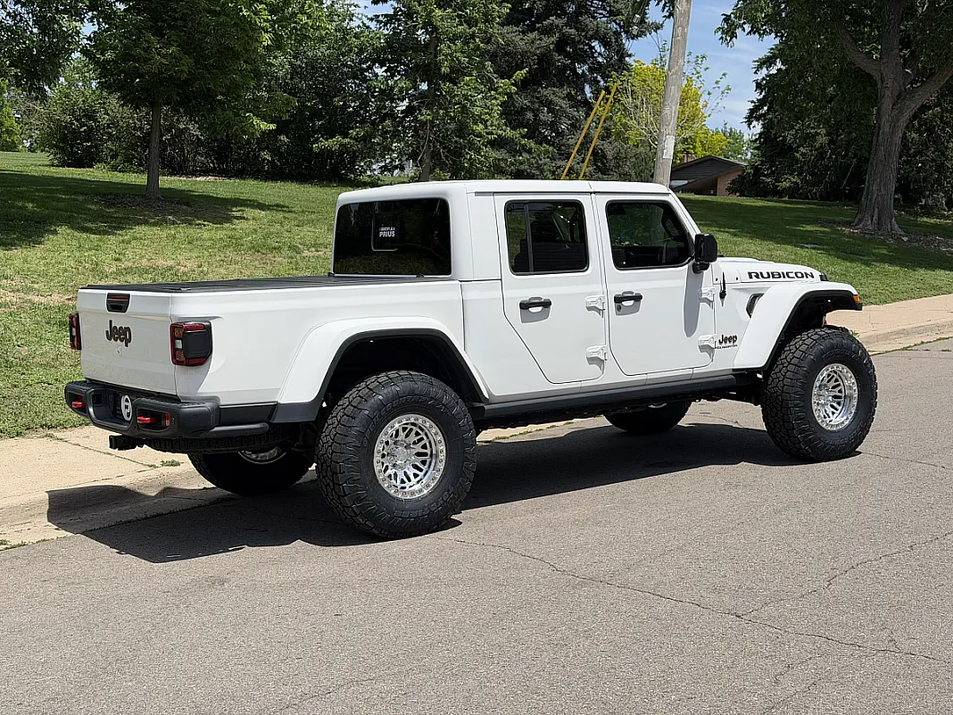 2025 Jeep Gladiator Rolling on Lock Off-Road Invader Polished Silver
