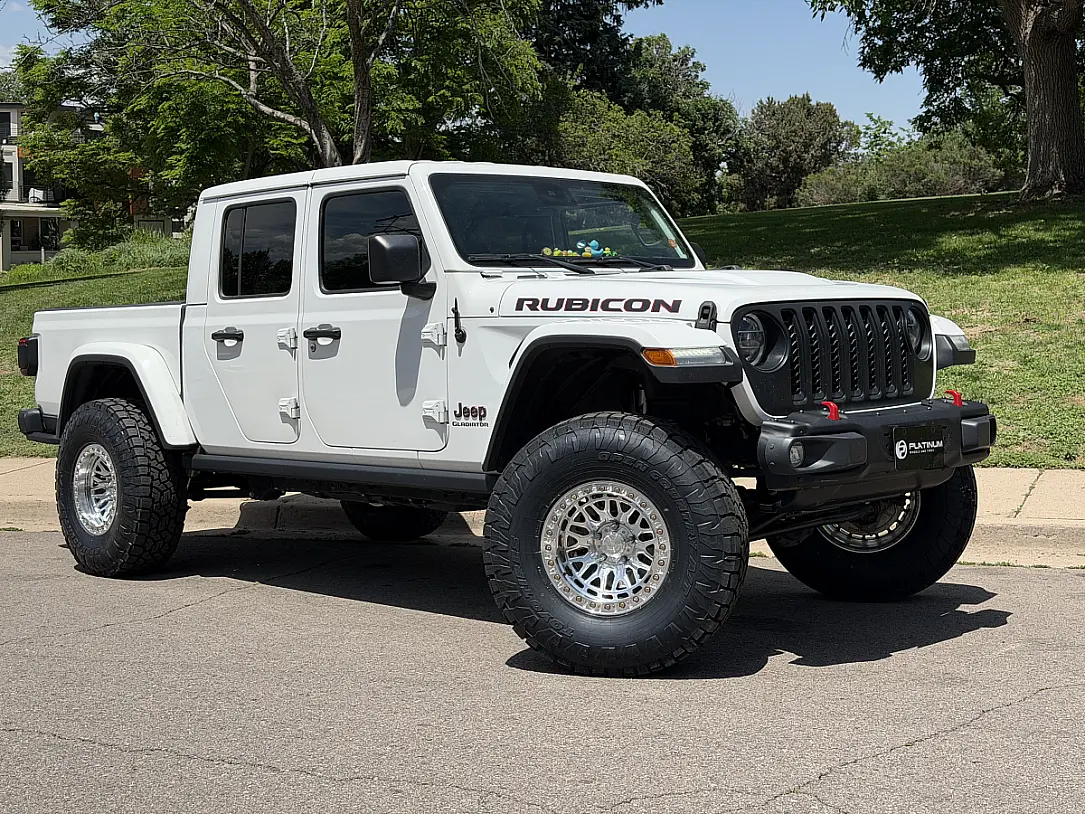 2025 Jeep Gladiator with Lock Off-Road Invader in Polished Silver