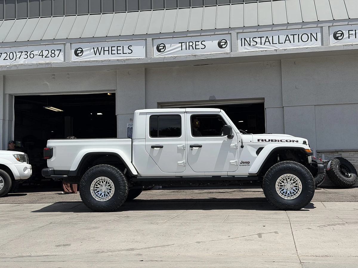 2025 Jeep Gladiator Lock Off-Road Invader Polished Silver Wheel