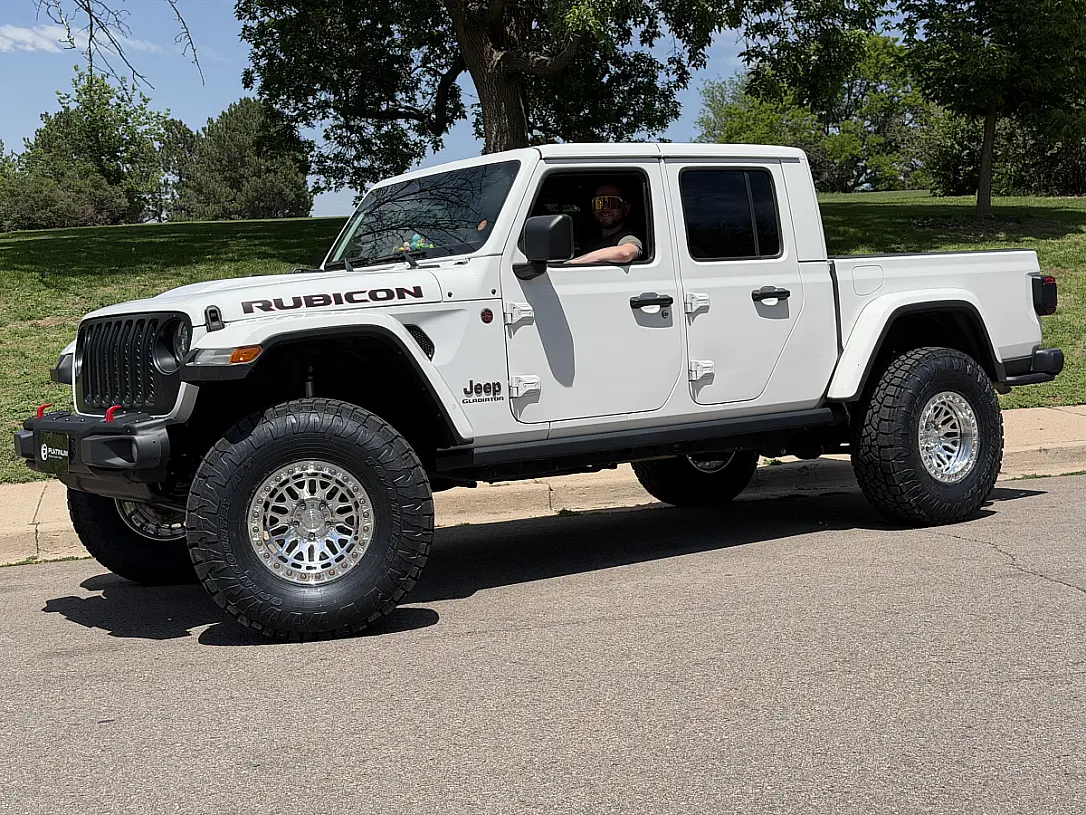 Lock Off-Road Invader Polished Silver Rim on 2025 Jeep Gladiator