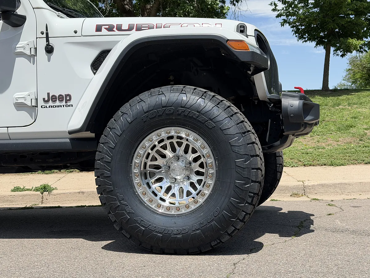 Lock Off-Road Invader Polished Silver Upgrade on 2025 Jeep Gladiator