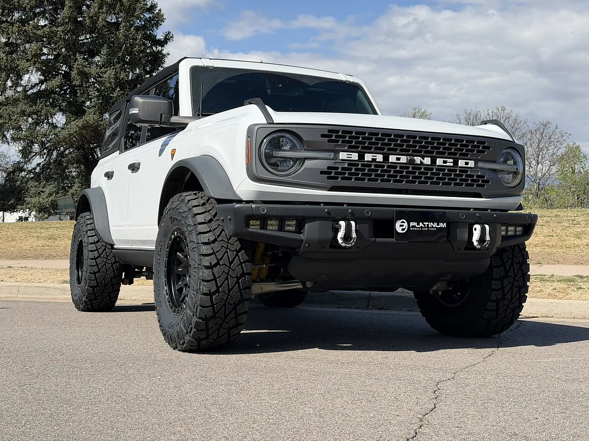 2025 Ford Bronco Equipped with Lock Off-Road Lunatic Black