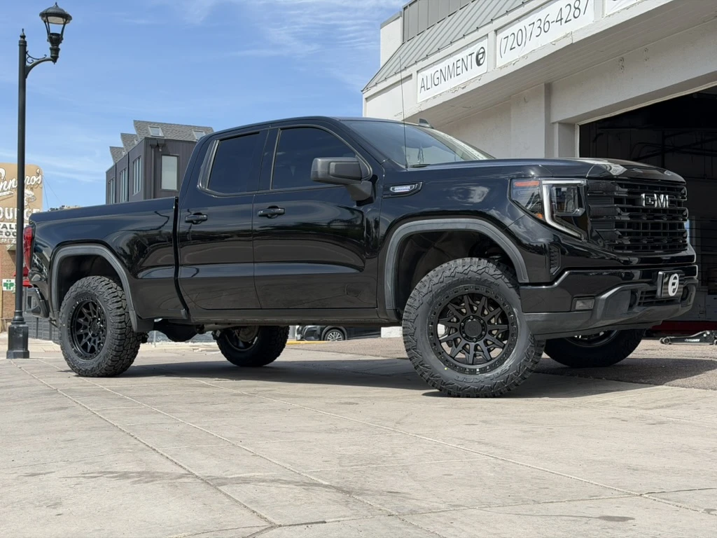 2025 GMC Sierra 1500 Equipped with Lock Off-Road Lunatic Black