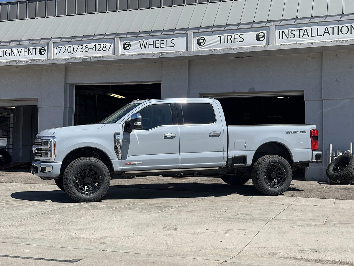 Lock Off-Road Lunatic — Black on 2026 Ford F-350