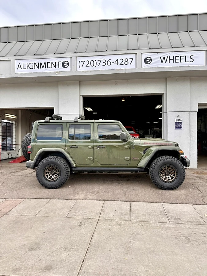 Lock Off-Road Lunatic Bronze on 2022 Jeep Wrangler