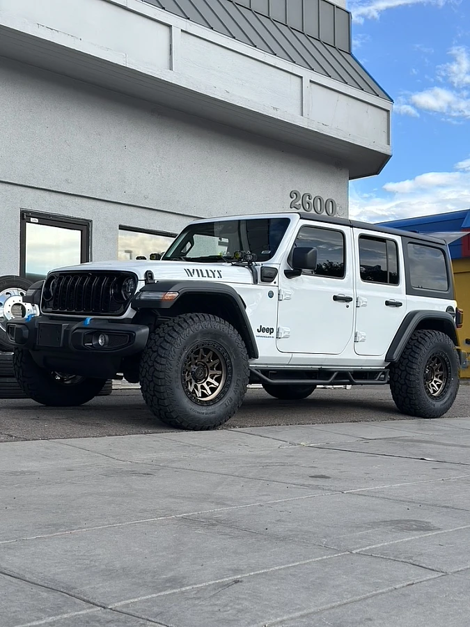 Bronze Lock Off-Road Lunatic on 2025 Jeep Wrangler