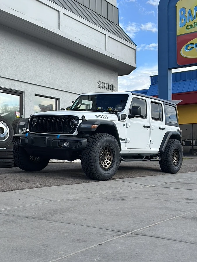 2025 Jeep Wrangler Lock Off-Road Lunatic Bronze Wheel