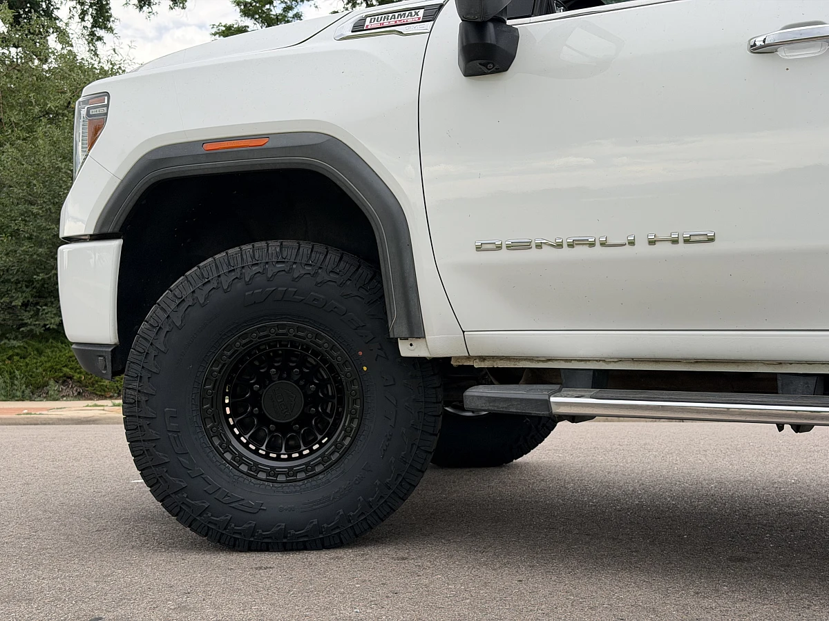 2020 GMC Sierra 2500HD Equipped with Lock Off-Road Mojave Black