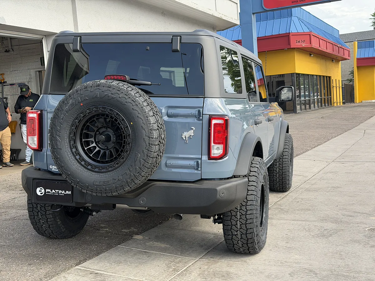 2024 Ford Bronco Equipped with Lock Off-Road Mojave Black