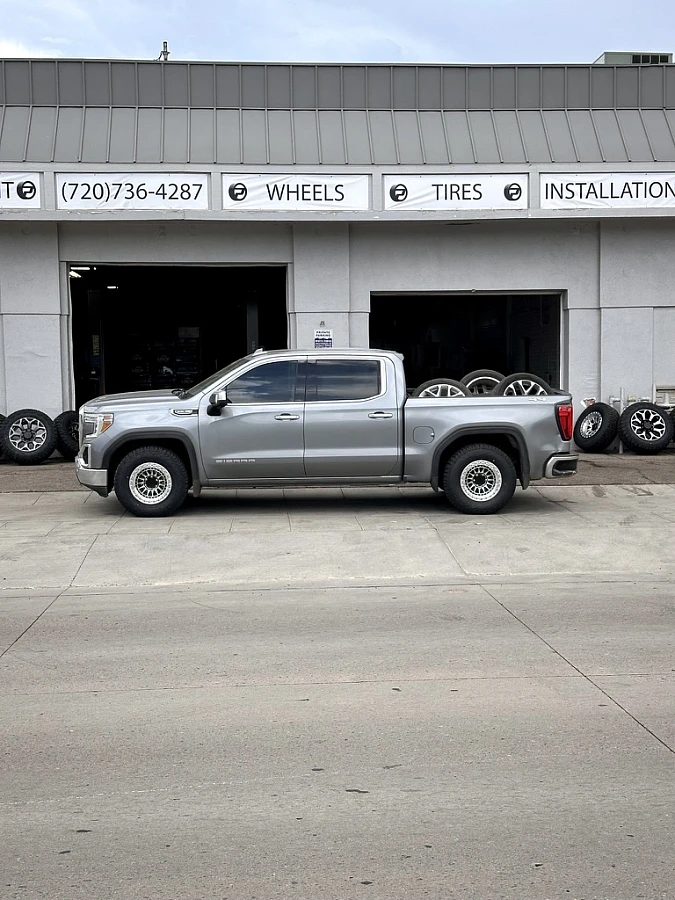 Polished Lock Off-Road Mojave on 2022 GMC Sierra 1500