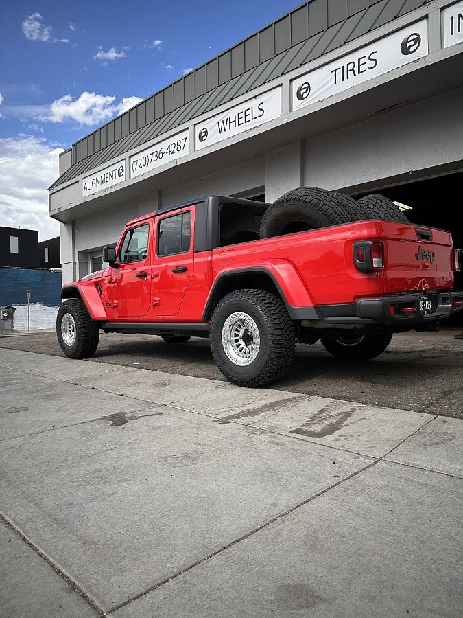 2026 Jeep Gladiator Running Lock Off-Road Mojave Polished