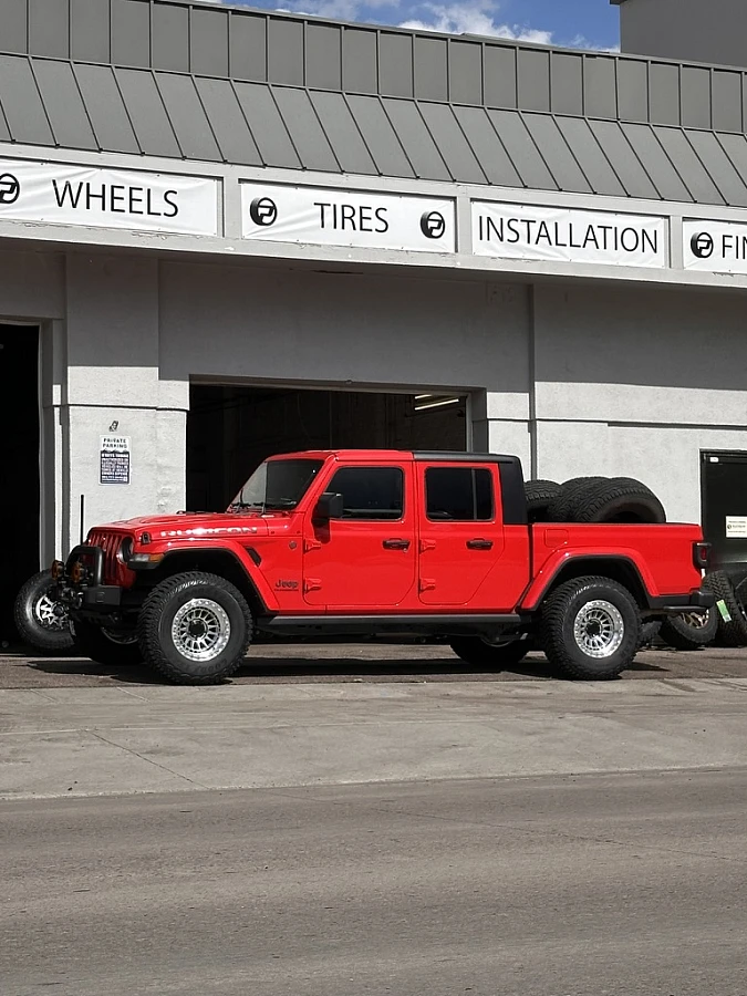 Polished Lock Off-Road Mojave on 2026 Jeep Gladiator