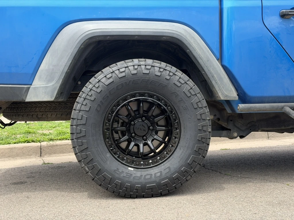 2024 Jeep Gladiator with Lock Off-Road Trail Matte Black Rims