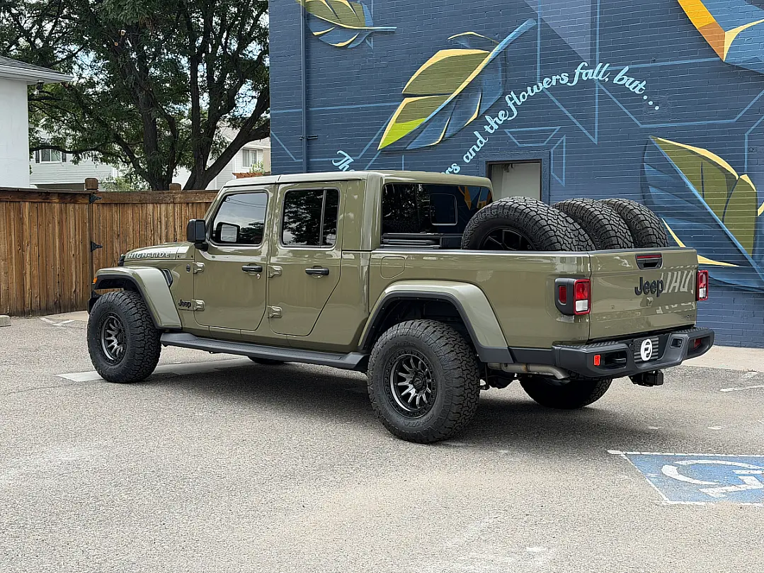 2026 Jeep Gladiator Equipped with Lock Off-Road Trail Matte Gunmetal with Matte Black Ring