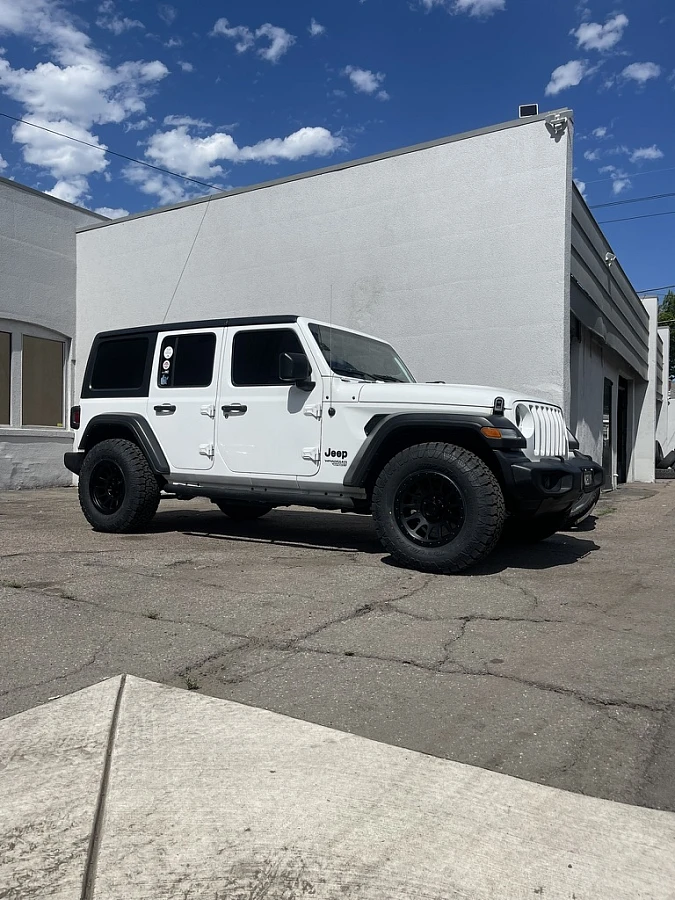 Lock Off-Road Yosemite Black on 2024 Jeep Wrangler