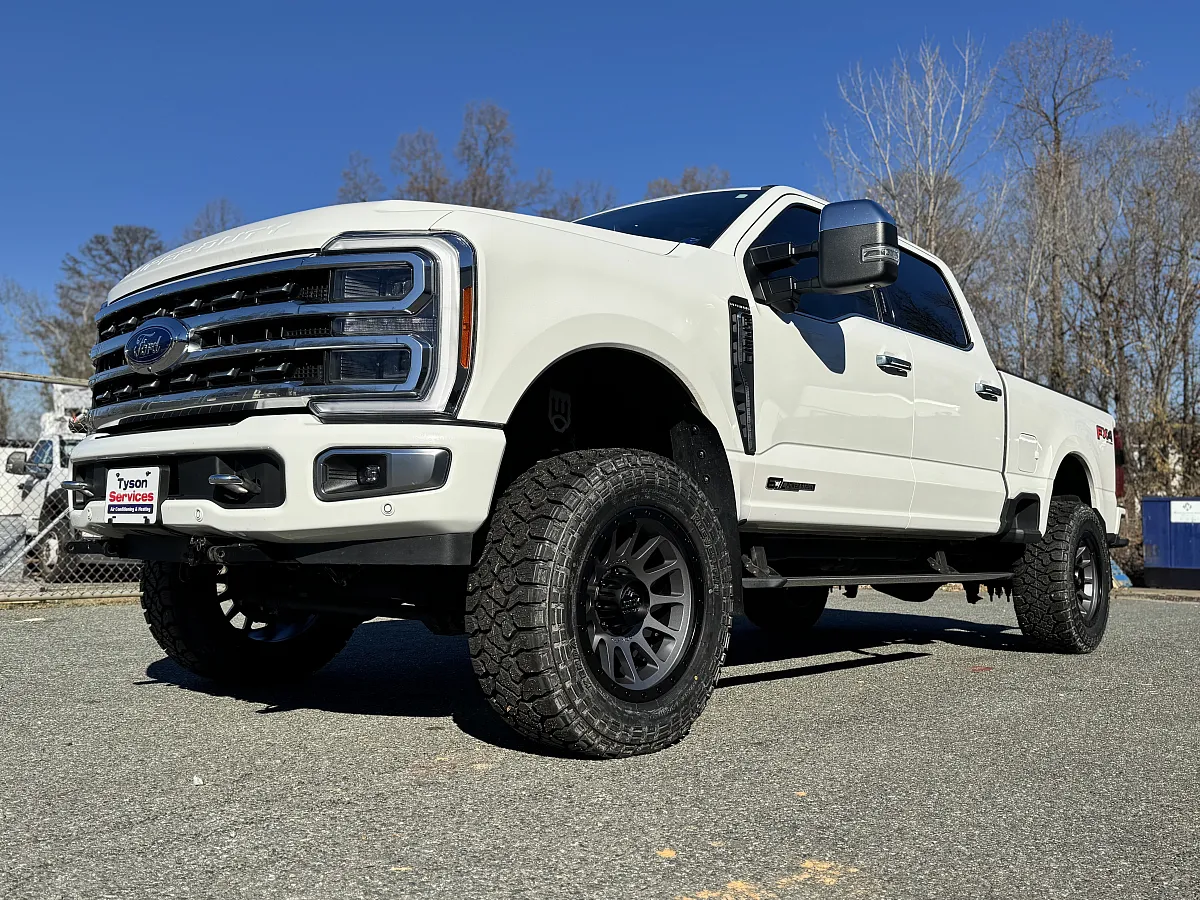 2025 Ford F-250 Running Lock Off-Road Yosemite Charcoal