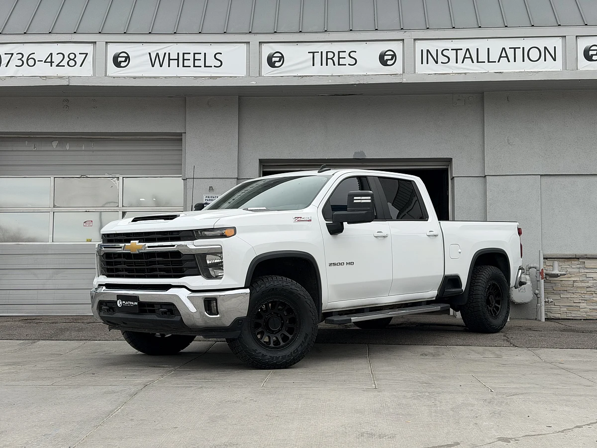 2025 Chevrolet Silverado 2500HD with Black Method MR709 Rims
