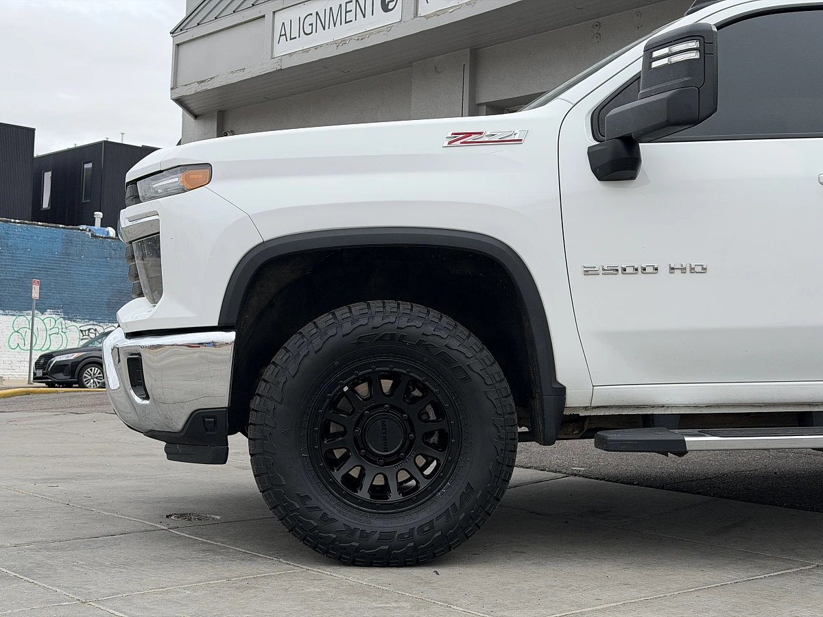 Black Method MR709 on 2025 Chevrolet Silverado 2500HD