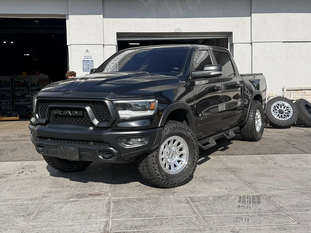 Polished Silver Method MR709 on 2019 RAM 1500