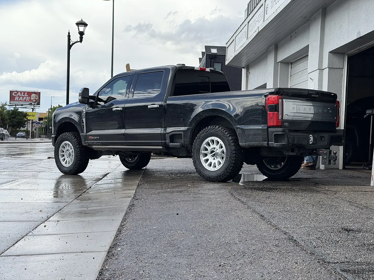 Polished Silver Method MR709 on 2024 Ford F-350