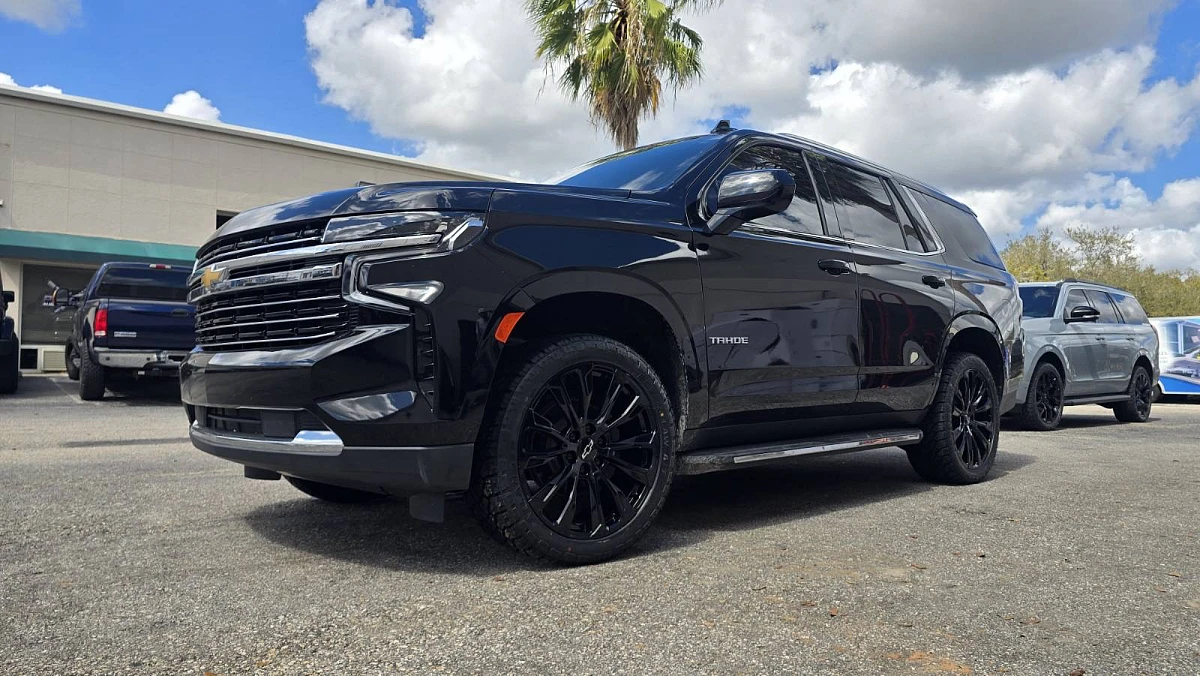 2024 Chevrolet Suburban Equipped with Replica Wheels 22" Denali 1107 Black