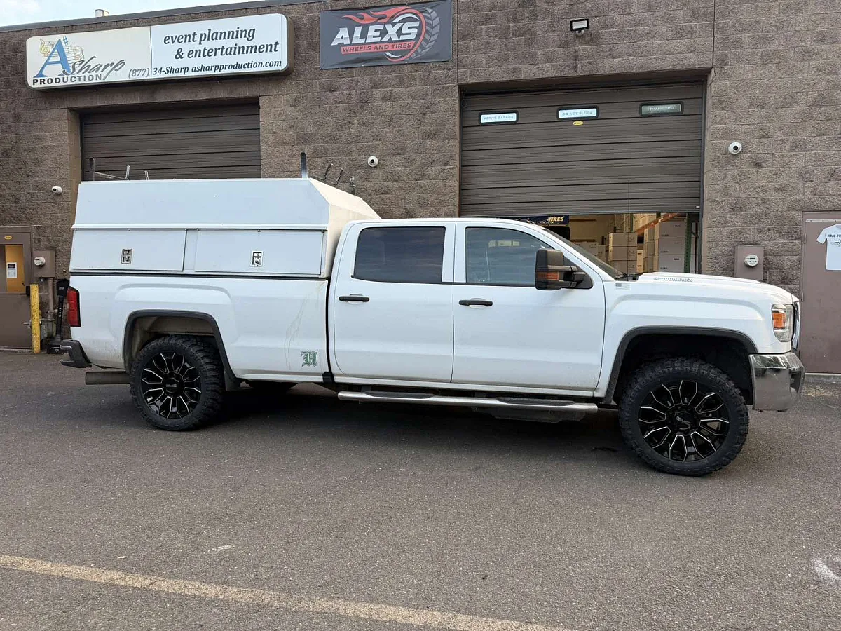 Black and Milled Replica Wheels 22" High Country 8x180mm Style 1140 on 2018 GMC Sierra 2500HD