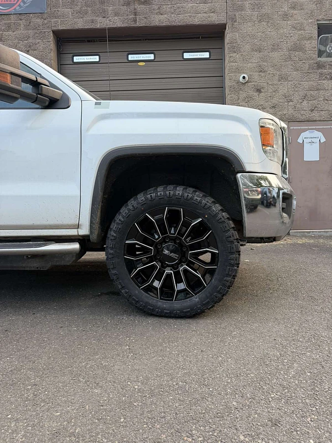 Replica Wheels 22" High Country 8x180mm Style 1140 Black and Milled on 2018 GMC Sierra 2500HD