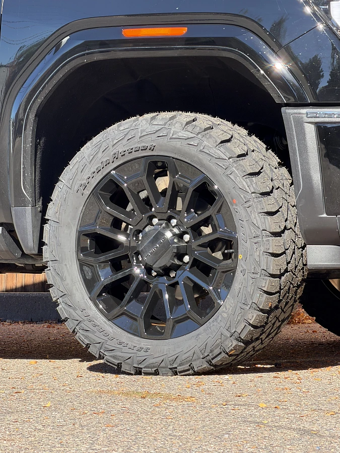 2025 GMC Sierra 2500HD with Replica Wheels 22" High Country 8x180mm Style 1140 Black Rims