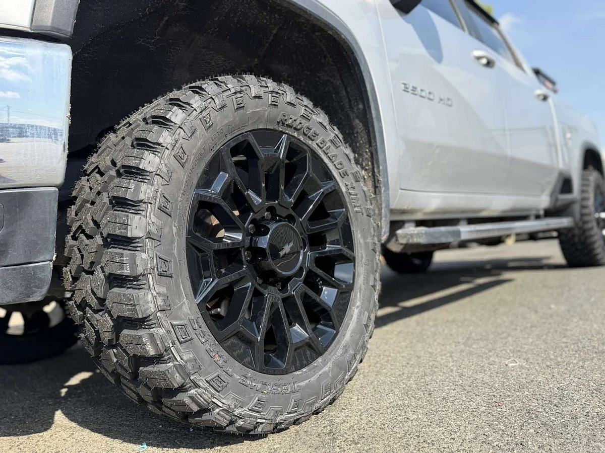 2026 Chevrolet Silverado 2500HD with Replica Wheels 22" High Country 8x180mm Style 1140 Black Wheels