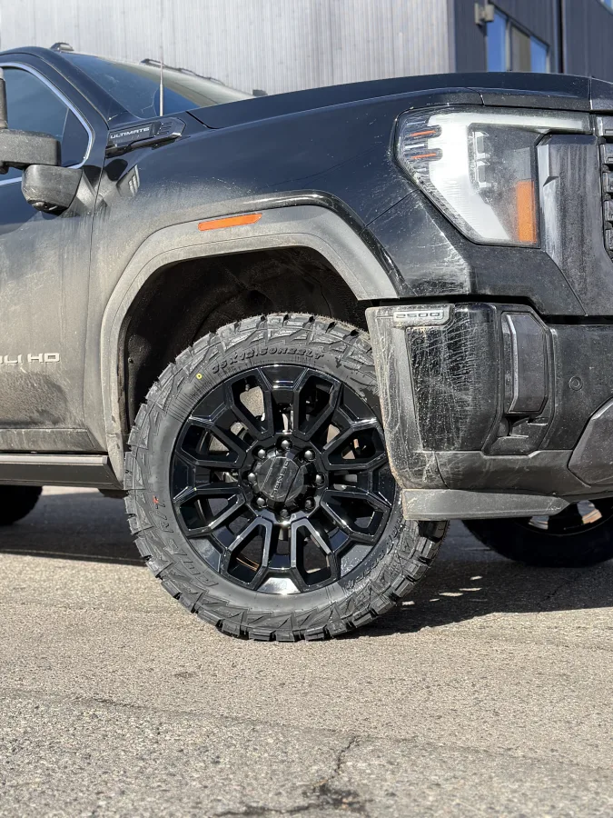 2026 GMC Sierra 2500HD with Black Replica Wheels 22" High Country 8x180mm Style 1140 Rims