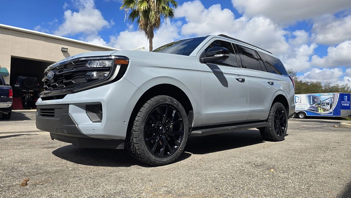 Replica Wheels 22" Ford F150 Platinum 1125 Black on 2025 Ford Expedition