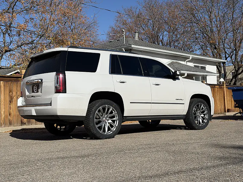 2021 GMC Yukon with Replica Wheels 22" SSX Style 1106 Charcoal Wheels